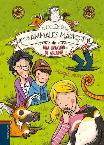 Una invasión de agujeros [Hardcover] Auer, Margit and Una invasión de agujeros