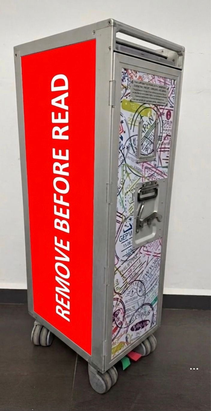 Carrito de Servicio de Avión “REMOVE BEFORE READ”